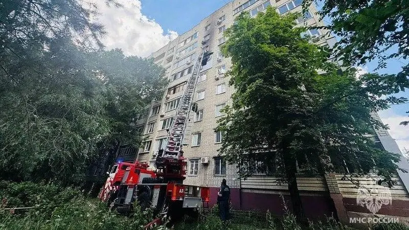 15 июля пожарные вывели из горящей девятиэтажки на улице Верхняя 11 жильцов, в том числе одного ребёнка. Причина возгорания пока не установлена.