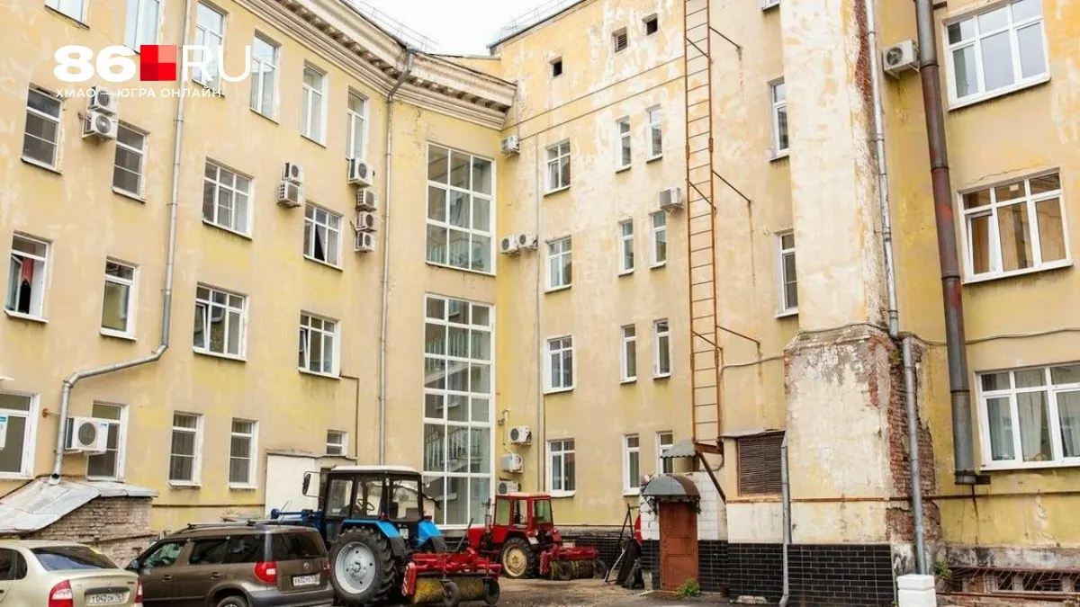 Решение о переустройстве дворовой территории должно приниматься на общем собрании собственников. Важно согласовать проект, соблюдать нормы и уведомить или получить разрешения у соответствующих органов.