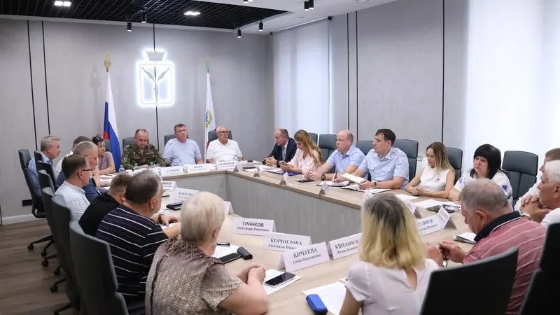Депутаты региона прорабатывают критерии отбора спикеров и содержание «уроков мужества», а также взаимодействие школ с профильными фондами — методические материалы планируют подготовить к началу нового учебного года.