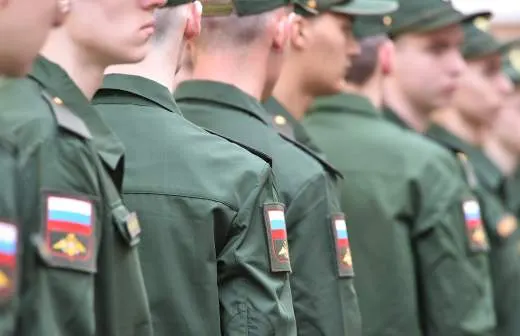 Правительство поддержало законопроект, позволяющий направлять призывников в пожарные и аварийно‑спасательные подразделения МЧС. В ведомстве рассчитывают привлечь до 5 тысяч срочников, чтобы сократить кадровый дефицит.