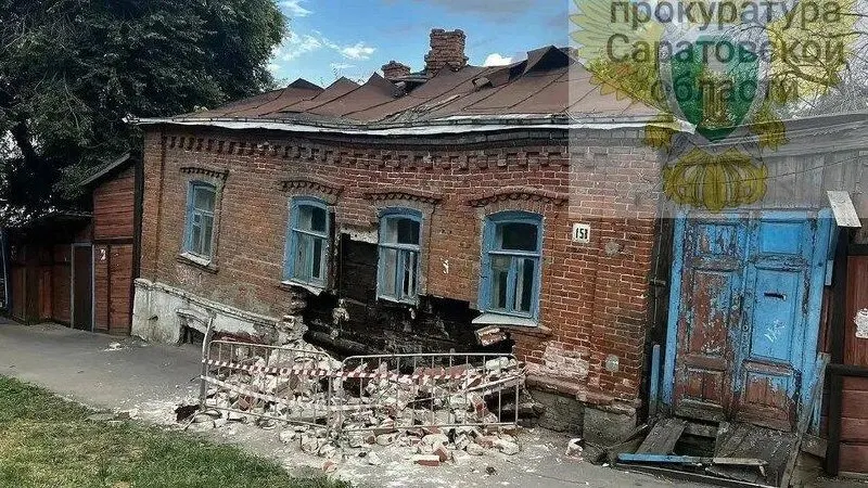 В центре Саратова рухнул дом 1917 года постройки на улице Мичурина. Здание было пустующим с прошлого года и признано аварийным в 2022 году; по документам мэрии его должны были снести до 1 июля 2024 года, сообщили в прокуратуре области.