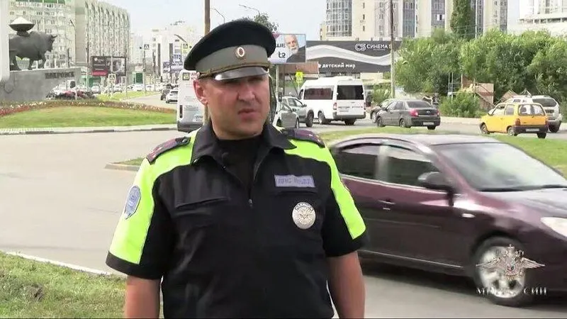 Старший лейтенант полиции 21 июля разбил стекло припаркованного автомобиля и извлек младенца из раскалённого салона; мать и ребёнок были размещены в служебном автомобиле с кондиционером.