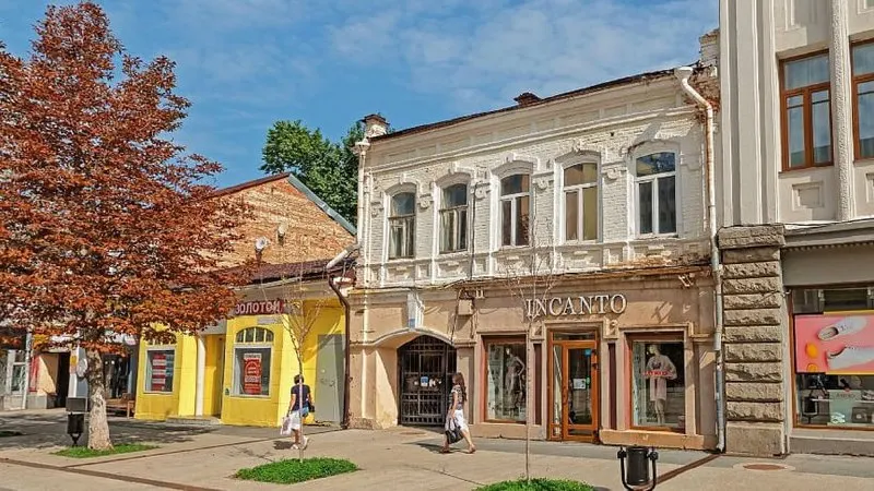 В центре Саратова признали аварийным дом №36 на проспекте Столыпина — собственников обязали освободить помещения и провести реконструкцию до 31 декабря 2026 года. Контроль исполнения возложен на комитет по строительству городской администрации.