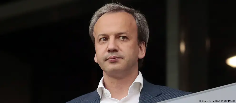 Аркадий Дворкович объявил о решении оспаривать в суде свое внесение в санкционный список Европейского союза и до окончания процедуры добровольно отказываетcя от обязанностей президента Международной шахматной федерации; временно его обязанности перейдут к вице‑президенту Вишванатану Ананду. Меры введены в рамках 21‑го пакета санкций ЕС.