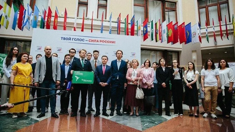 Центризбирком выявил технические ошибки в документах партии «Яблоко». Исправления нужно представить по 19 кандидатам федерального списка и шести одномандатникам до 8 июля; заседание по допуску назначено на 10 июля.