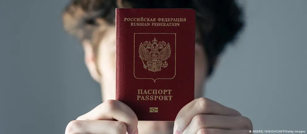 Европейский союз пересмотрел первоначальный план широкой визовой блокады россиян, связанных с армией: теперь запрет хотят распространять только на тех, кто непосредственно участвовал в боевых действиях в Украине, а также ограничить его действием для краткосрочных виз и ввести больше исключений.