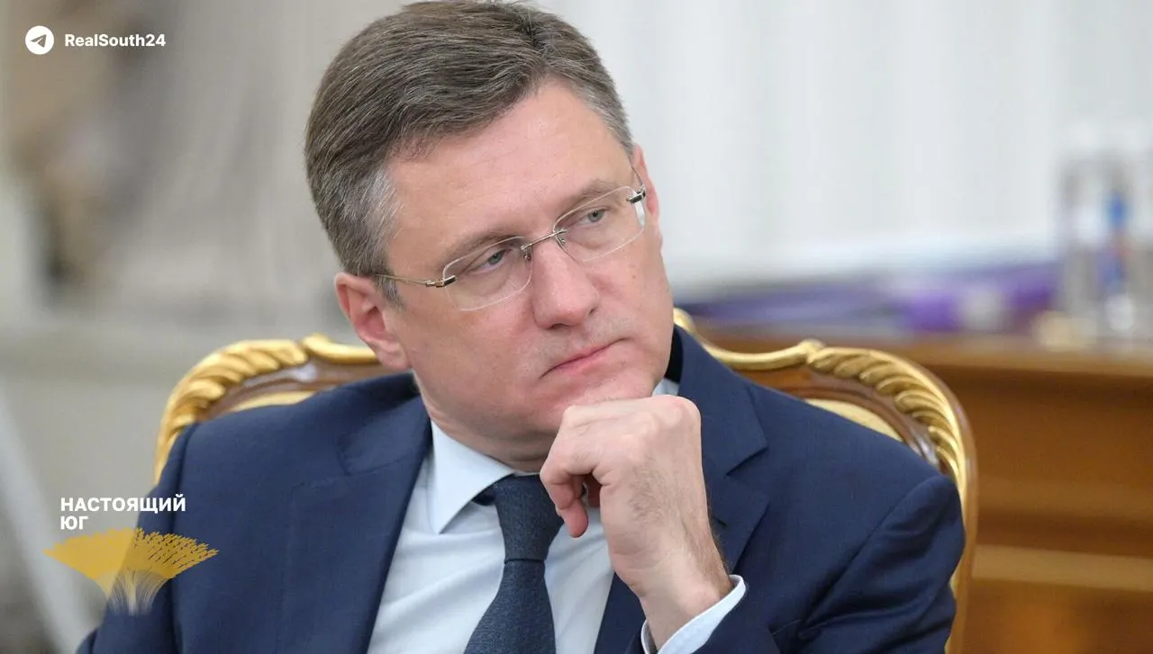 Вице‑премьер Александр Новак сообщил о дефиците топлива: основные причины — летний пик спроса и «внеплановые ремонты НПЗ» после прилётов БПЛА; правительство готовит экстренные меры.