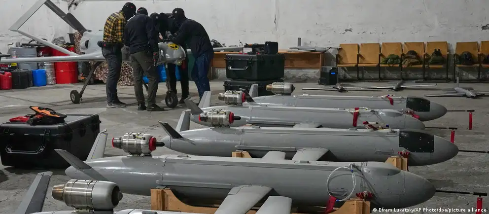Ночные удары беспилотников поразили военный аэродром в Воронежской области и нефтеперерабатывающие предприятия в Нижнекамске, Уфе и Саратове. Минобороны РФ заявило об уничтожении более 400 БПЛА; есть пострадавшие и один погибший.