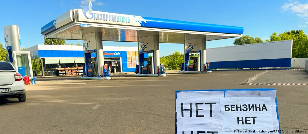 По данным Росстата, индекс производства нефтепродуктов в июне упал на 21,8% в годовом выражении. Эксперты связывают сокращение мощностей и дефицит топлива с ударами по НПЗ и нефтехранилищам; в ряде регионов введены ограничения на продажу топлива.
