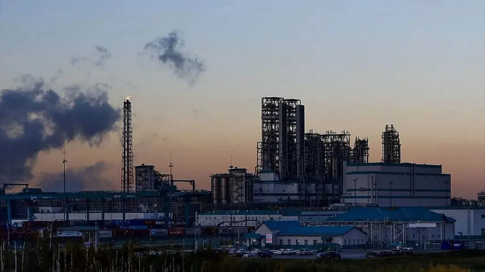 После атаки беспилотников Тюменский нефтеперерабатывающий завод полностью приостановил переработку сырья и выпуск топлива: загорелись ключевые установки, сроки ремонта пока неизвестны.