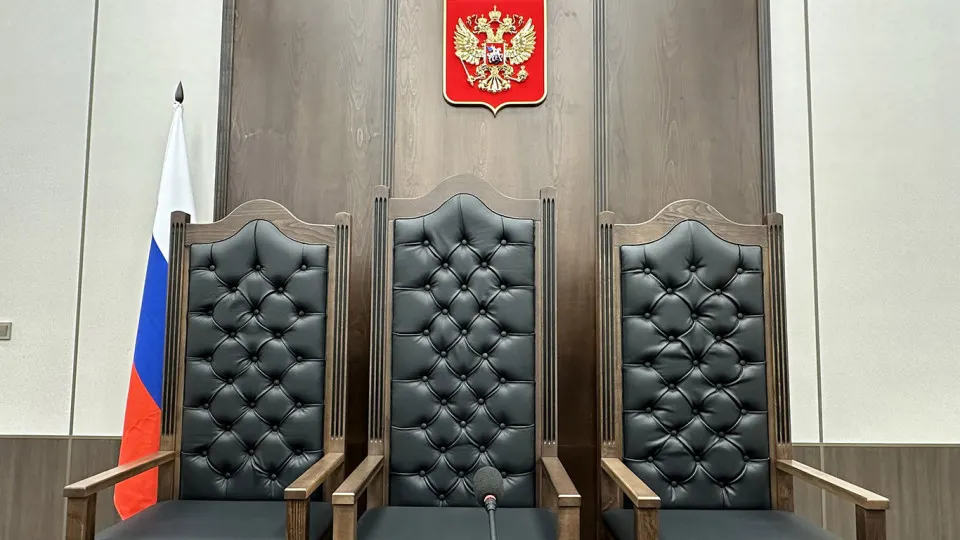 Правительственная комиссия одобрила инициативу Верховного суда об ослаблении квалификационных требований для ряда должностей в аппаратах судов. Это должно помочь сократить кадровый дефицит, но эксперты предупреждают о рисках для качества работы и необходимости улучшать условия труда.