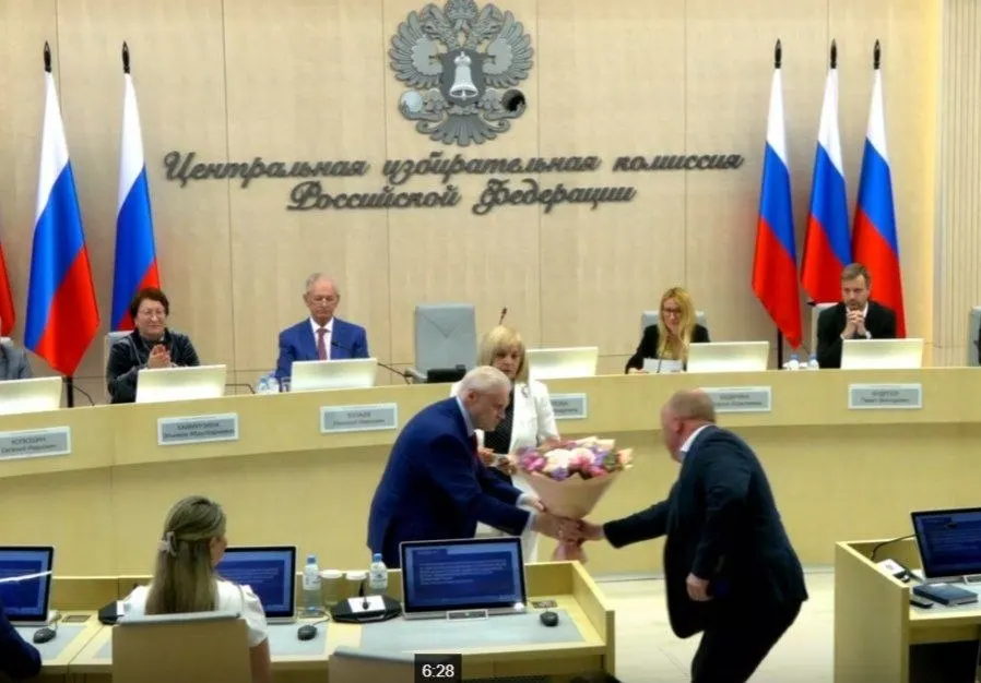 На 28-м заседании Центризбиркома единогласно подтвердили списки «Справедливой России», вручили удостоверение лидеру партии, назначили члена комиссии с правом совещательного голоса от ЛДПР и утвердили 43 финансовых уполномоченных «Яблока» в 42 регионах.