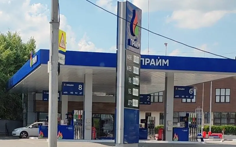 Депутат заксобрания Новосибирской области связал дефицит бензина в Сибири с монополизацией рынка вертикально интегрированными нефтекомпаниями и сокращением объёмов продаж на бирже; в регионах также отмечают последствия ударов беспилотников по НПЗ.