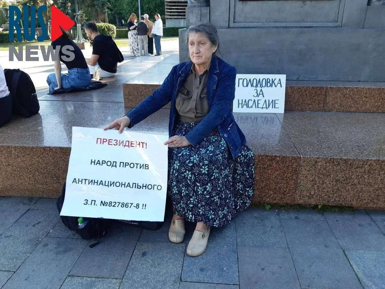Активистки ВООПИК протестуют против поправок, позволяющих регионам лишать памятники охранного статуса; одна из участниц была задержана и помещена в психиатрическую больницу.