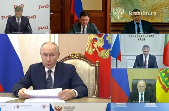 На совещании с президентом обсуждали работу топливного и транспортного комплексов: глава региона предложил строить малые НПЗ и наращивать импорт топлива, президент поддержал инициативы и призвал активнее подключать малый и средний бизнес.
