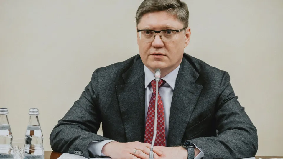 Заместитель руководителя фракции обсудил топливный дефицит, обвинил во вмешательстве внешнего врага и отверг идею тотальной национализации нефтепрома; тем временем аналитики фиксируют масштабное сокращение мощностей НПЗ и очереди на АЗС.