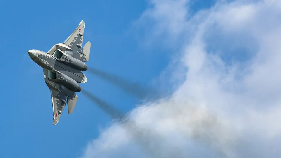 Минпромторг потребовал от АО «Авиационная и морская электроника» выплатить 257,1 млн рублей за многолетнюю просрочку по проекту «Дисплей‑И7», предназначенному для замены импортных газоразрядных видеомодулей; при этом госпрограмма импортозамещения электроники испытывает сокращение финансирования и снижение целевых показателей.