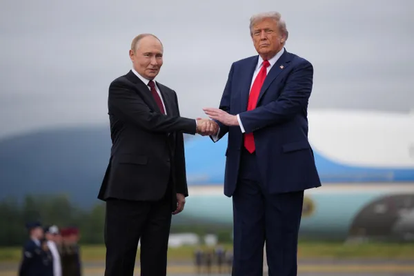 По информации источников, Дональд Трамп планирует сначала встретиться с Владимиром Зеленским на саммите НАТО 7–8 июля в Анкаре, а затем созвониться с Владимиром Путиным; в разговорах также обсуждались возможности прекращения войны на Украине.