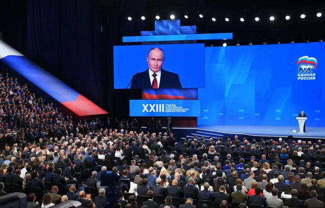 Администрация президента пересмотрела KPI для партии власти: вместо первоначальных ориентиров в 55–60% по ряду регионов теперь ждут примерно 45% голосов при явке около 50%. Ослабление требований объясняют падением рейтингов и экономическими проблемами.