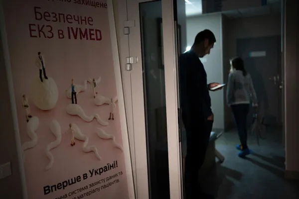 Депутаты приняли поправки в закон о ветеранах: бесплатные вспомогательные репродуктивные технологии, включая ЭКО, станут частью бесплатной медицинской помощи для жен участников и инвалидов боевых действий и для вдов при соблюдении условий; суррогатное материнство и хранение биоматериала оплачиваются отдельно.