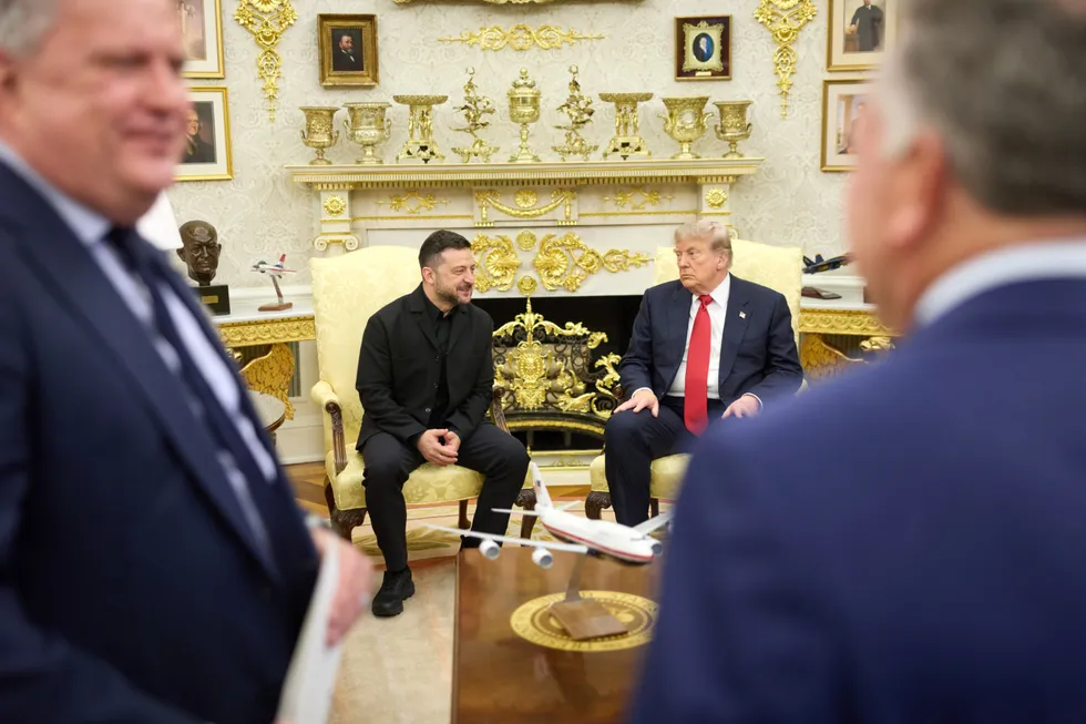 Встреча Владимира Зеленского с Дональдом Трампом в Белом доме прошла более часа — на повестке были запрос на экстренный пакет ракет для систем Patriot и обсуждение дальнейшей помощи. Сенат США на процедурном голосовании поддержал законопроект о 100%-ных пошлинах на покупку российских углеводородов.