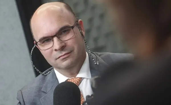 В ходе часовой прямой линии заместитель председателя Банка России ответил на вопросы слушателей о механизмах курса рубля, доходности вкладов, роли экспортных потоков и возможном влиянии шоков предложения на инфляцию.