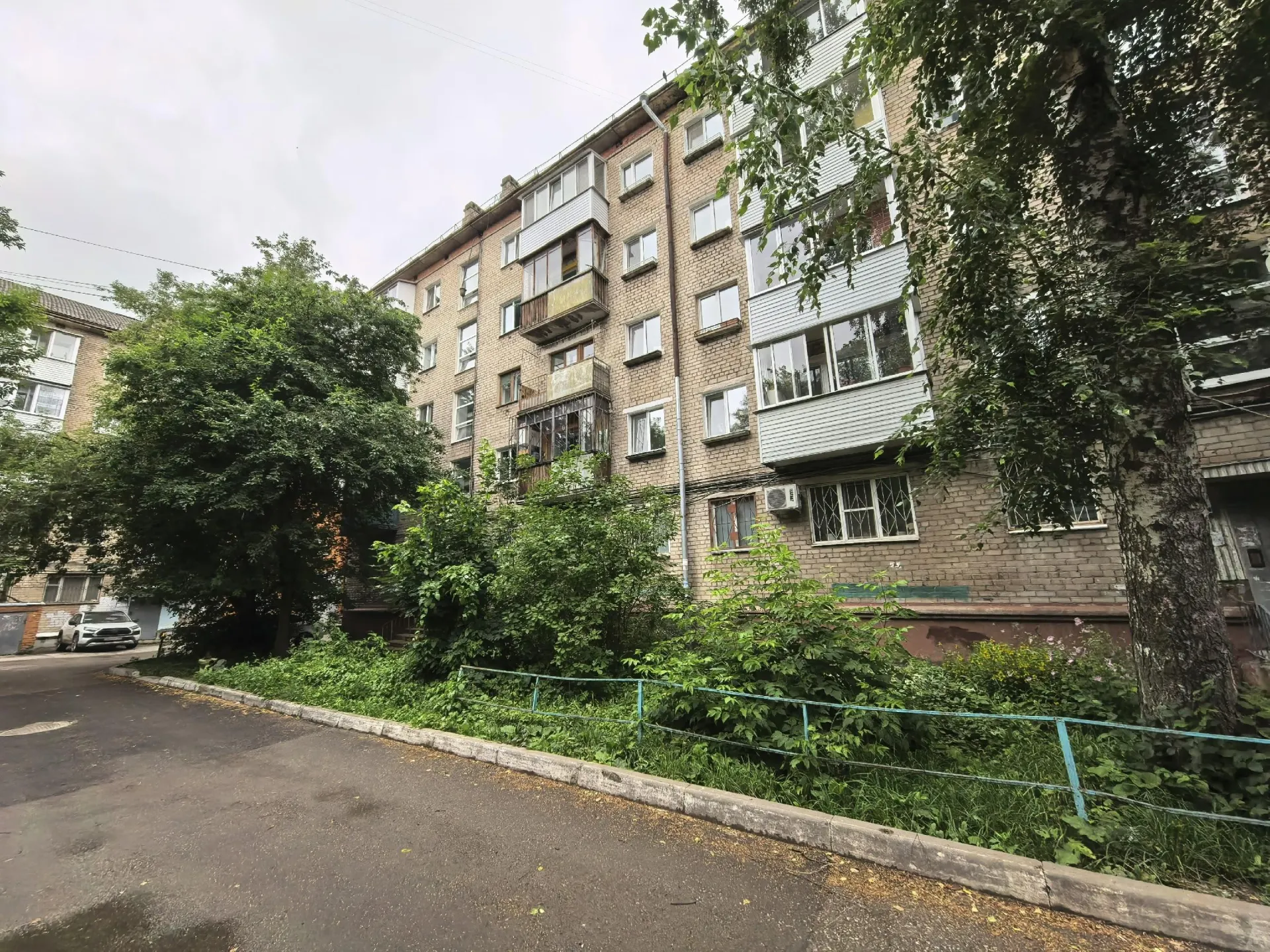 Пенсионерке оформили продажу квартиры по доверенности в пользу религиозной общины. Риелтор называет сделку законной, в обители утверждают, что женщина знала о передаче и средства пойдут на стройку храма, но сама пенсионерка денег не получит.