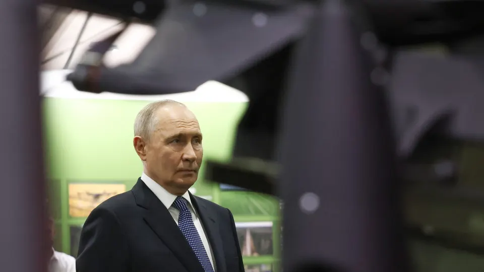 На форуме «Все для победы» президент сообщил, что граждане направили почти 70 млрд руб. через Общероссийский народный фронт; аналитики отмечают резкий рост военных расходов и возможное увеличение расходов бюджета на оборону до 18 трлн руб.