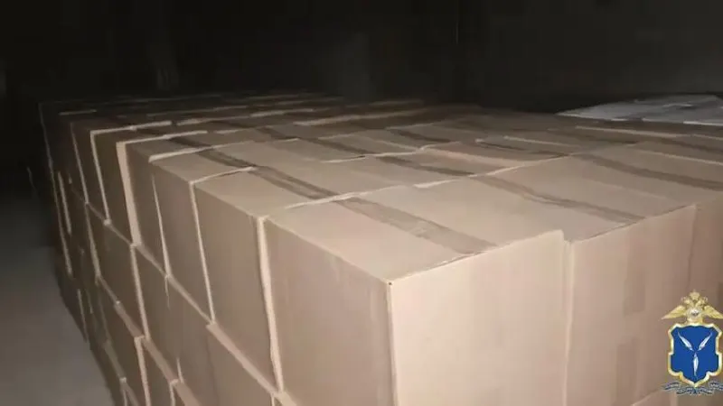 На арендованном складе в Заводском районе обнаружили примерно 3 000 литров безакцизного алкоголя стоимостью около 2,6 млн рублей. Задержан 23‑летний мужчина, который заявил, что купил товар в соседнем регионе для перепродажи.