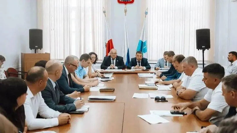 Глава Саратова Игорь Молчанов заявил, что готовность ресурсоснабжающих организаций к отопительному сезону — более 70%, объектов социальной сферы — 53%. Он предупредил о персональной ответственности руководителей в случае срывов или формальной подготовки «для отчёта».