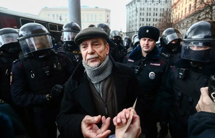 Прокуроры просят 6,5 года колонии и запрет на администрирование сайтов на 10 лет для 84‑летнего правозащитника Льва Пономарёва в рамках заочного уголовного дела по обвинениям в деятельности «нежелательной» организации и нарушениях закона об «иностранных агентах».