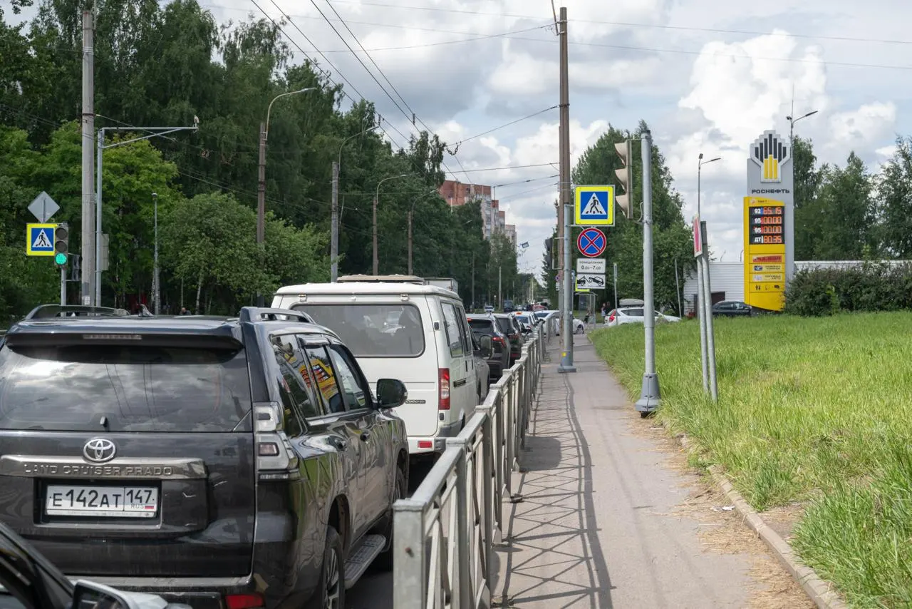 Проверка нескольких петербургских АЗС показала, что в городе по-прежнему продают бензин стандарта Евро‑5. Временное понижение экологического требования до Евро‑3 связано с проблемами на НПЗ в России.