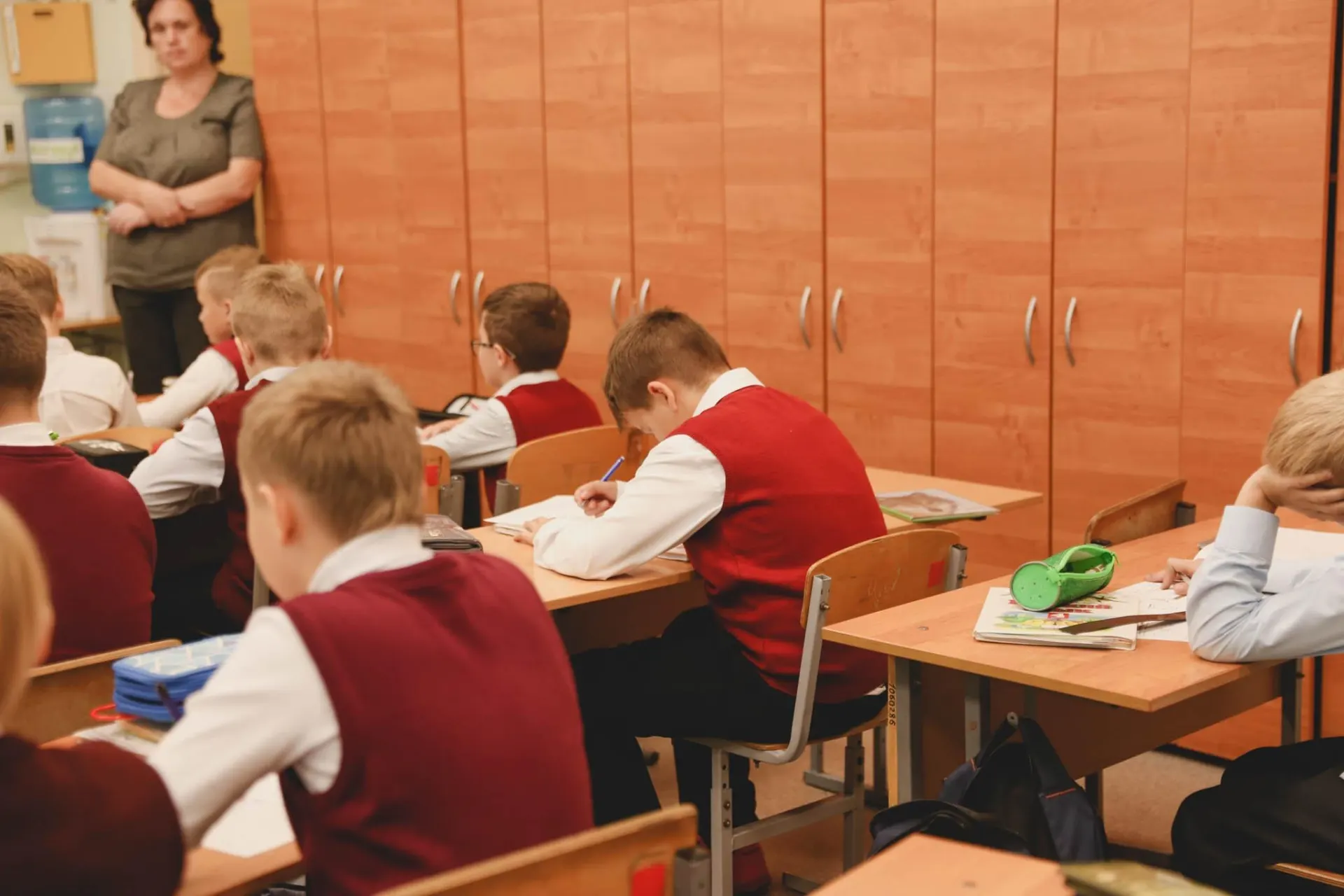 В ведомстве заявили, что обществознание сохранит экзаменационный статус; в школе предмет планируют изучать в течение трёх лет.