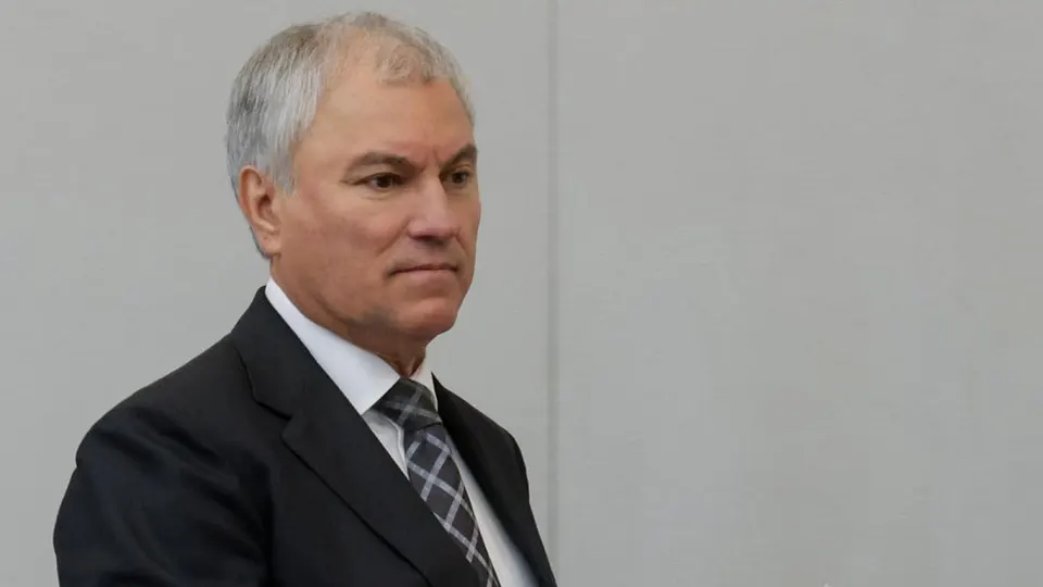 Спикер Госдумы предложил приоритетно развивать городской электротранспорт, а глава комитета по транспорту призвал водителей «терпеть» из‑за очередей на АЗС. Эксперты связывают перебои с атаками на топливную инфраструктуру и снижением производства бензина.