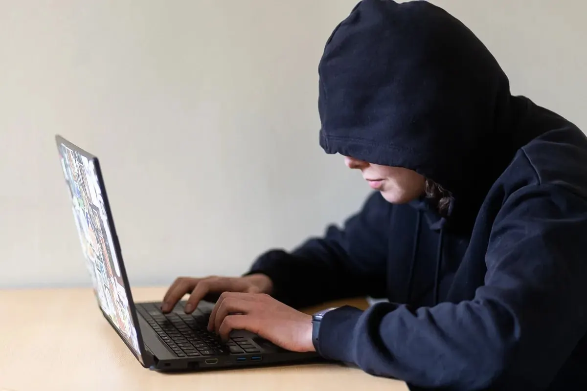 Инициативу о введении охранных ордеров, запрещающих приближаться к человеку, навязывать ему общение и посещать его привычные места, направили в правительство. При одобрении закон может вступить в силу 1 января 2027 года.