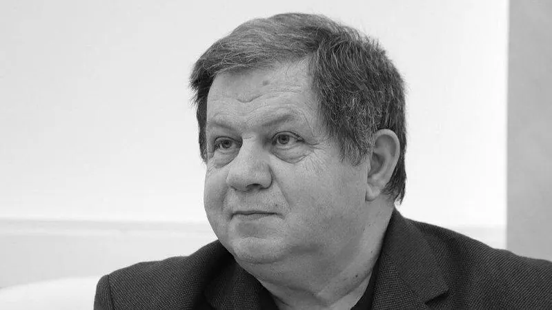 Пресс-служба СГУ сообщила о гибели 70-летнего специалиста по античной истории. По данным университета, смертельный наезд автобуса произошёл 18 июля в центре Саратова.