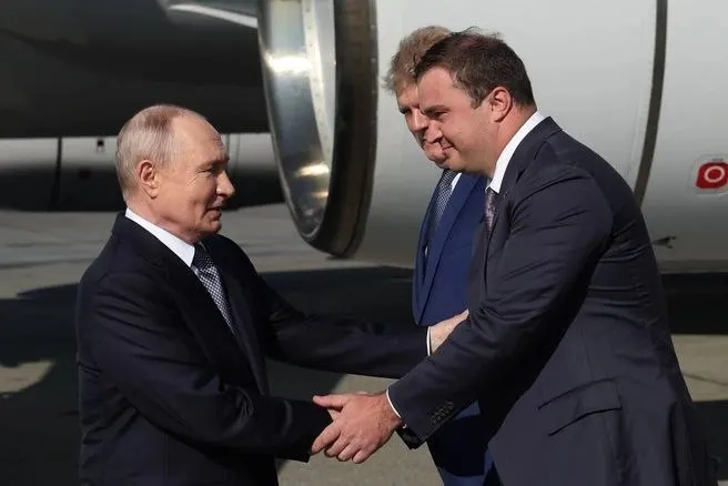 На рабочей встрече обсудили ключевые проекты региона: прогноз ВРП на 2025 год скорректирован с ~0,7% до ≈1,3%; сельское хозяйство выросло около 6%, промышленность сократилась на 1,5% в первом полугодии. Также были подняты вопросы инфраструктуры и помощи дольщикам.