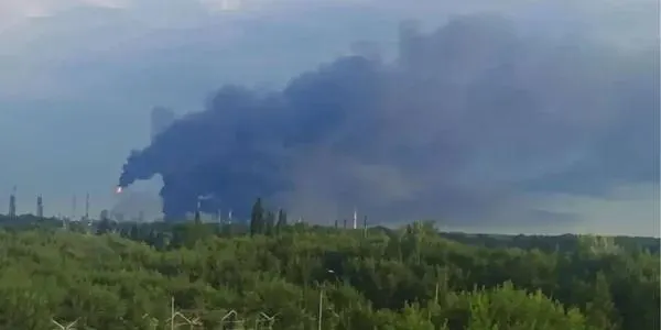 После удара беспилотников в Салавате прекратила работу крупная нефтеперерабатывающая площадка: повреждены установки первичной переработки, восстановление займёт недели или месяцы. Это уже пятый крупный НПЗ, остановленный с начала июля.