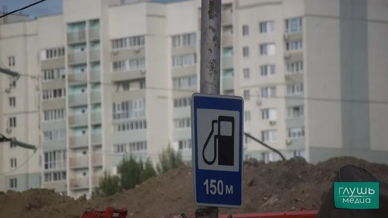 Постановление позволяет ряду НПЗ до конца года выпускать топливо класса К5 с пониженным содержанием серы и ограничениями по другим компонентам; такое топливо не предназначено для обращения в других государствах.