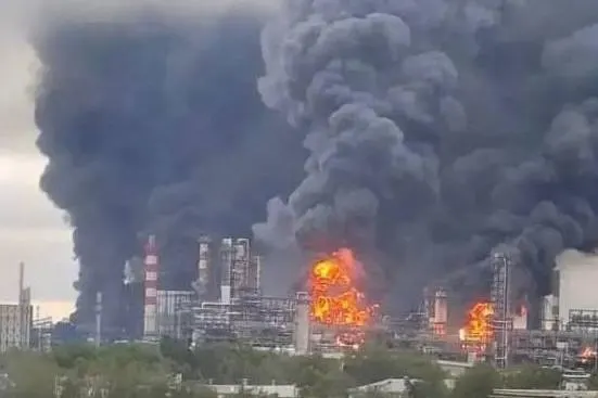 Несколько крупных российских НПЗ после повреждений и остановок пока не выставляют топливо на Петербургской бирже. Восстановление производства идет поэтапно, дефицит бензина оценивают в десятки тысяч тонн в сутки.