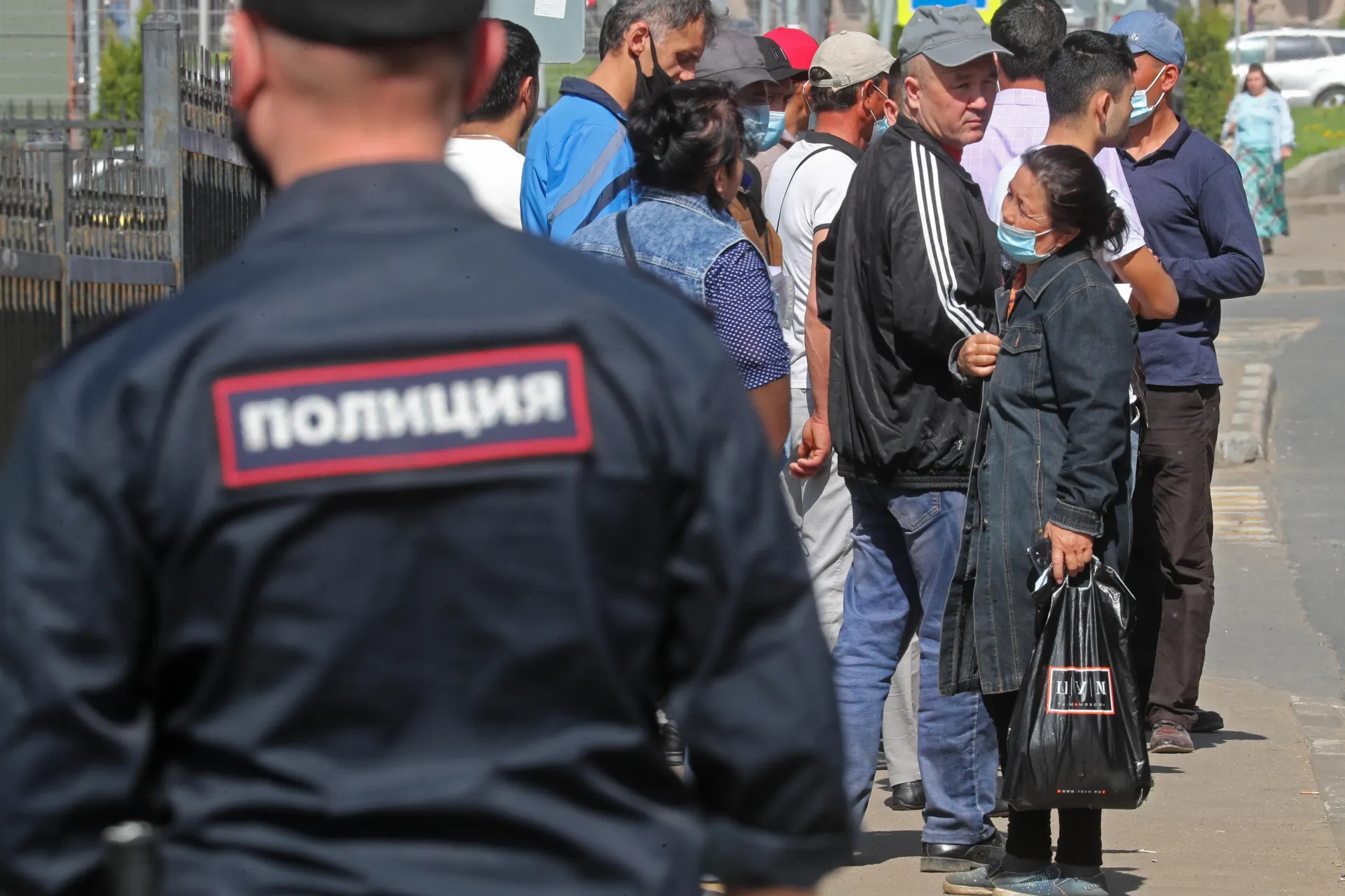 Правительство подготовило поправки к законопроекту об обязательной депортации иностранцев: в перечень безальтернативного выдворения предлагают включить дискриминацию и неповиновение пограничнику.