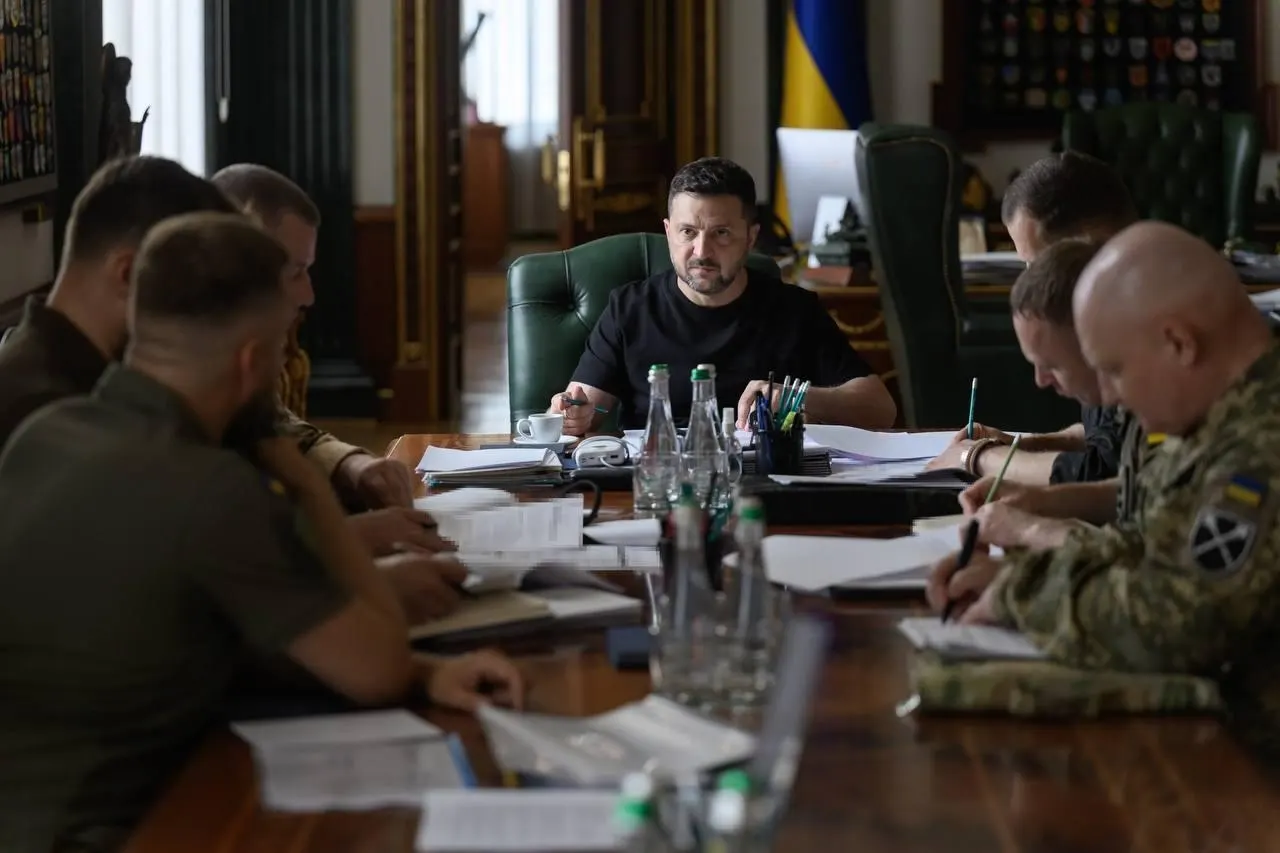 Президент Украины заявил, что с начала года проведено свыше тысячи операций DeepStrike по целям в глубине России — дальность ударов превышает 3 тыс. км; поражены НПЗ, склады логистики и предприятия военного назначения.