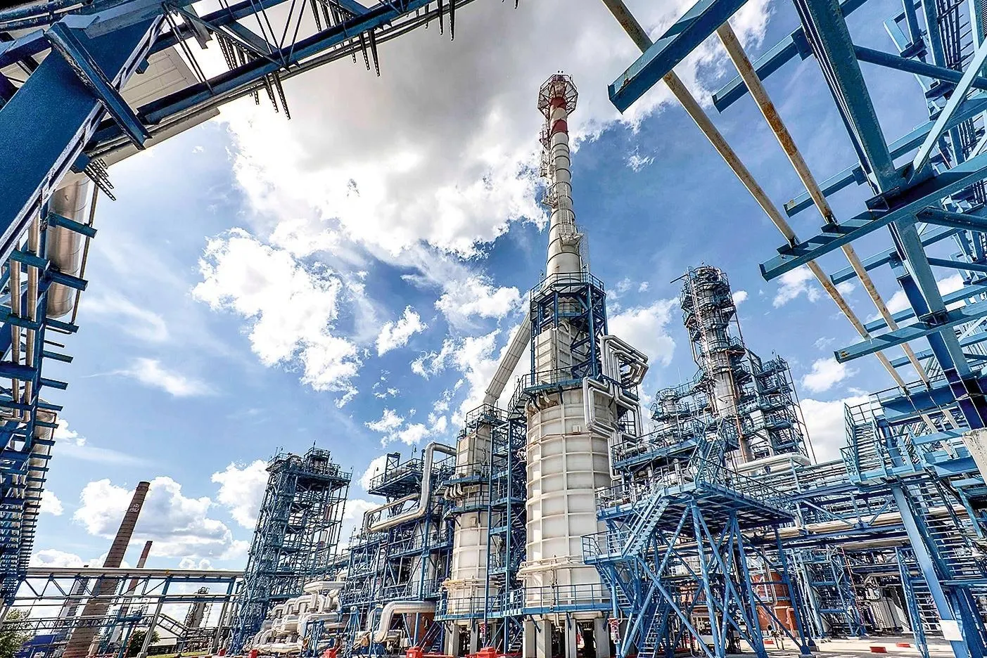 В июне выплаты нефтепереработчикам выросли более чем в шесть раз год к году — власти стимулируют удержание топлива внутри страны, компенсируя разницу между внутренними и экспортными ценами и одновременно ограничивая экспорт.