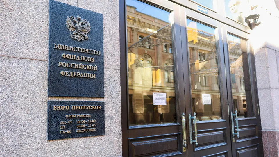 Аналитики отмечают резкий рост госдолга после 2022 года — он увеличился на 68% и к 2028 году может приблизиться к 20% ВВП. Обслуживание долга уже стало одной из крупных статей расходов, эксперты предлагают ввести долговые ориентиры в 30–40% ВВП.
