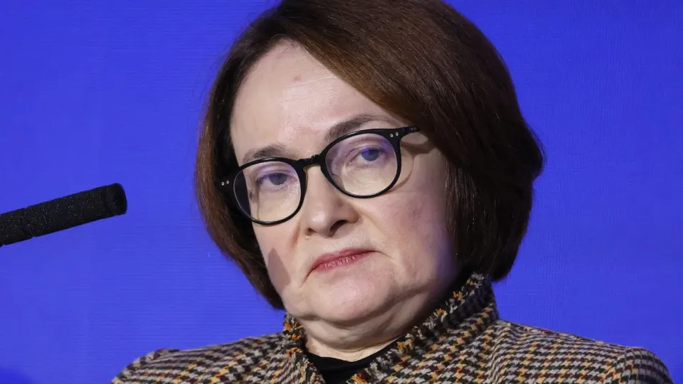 Из‑за резкого роста цен на топливо и сопутствующих логистических нарушений межбанковский рынок всё чаще учитывает вероятность завершения цикла снижения ставки и даже её повышения в ближайшие год‑два.