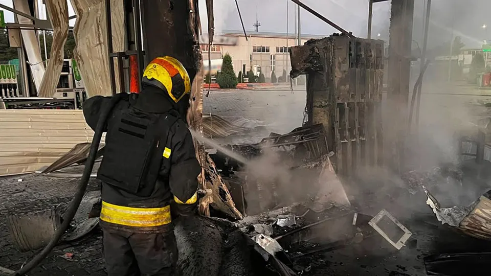 Ночной удар беспилотников по Днепропетровской области повредил пять автозаправок: одна женщина погибла, трое ранены. Одновременно в России из‑за атак на НПЗ сократилось производство бензина, что вызвало дефицит и рост цен по всей стране.