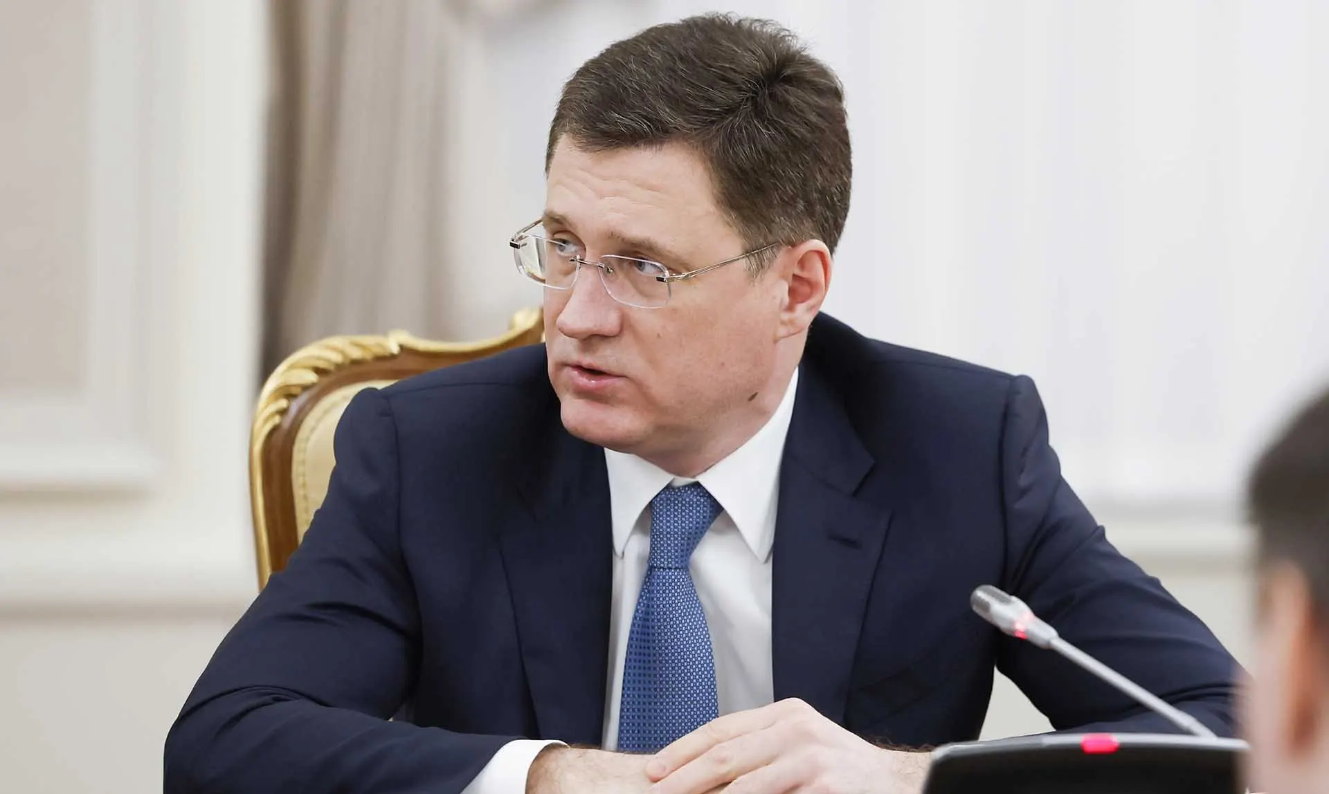 Вице‑премьер заявил, что перебои на отдельных АЗС связаны с логистикой и оперативно устраняются. В регионах принимают меры, в ряде мест введён режим повышенной готовности.