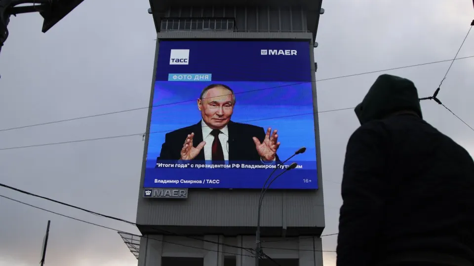 Недавний дефицит бензина и связанные с ним перебои ударили по уровню одобрения: за неделю рейтинг президента снизился на 3,5 пункта и опустился до 66,9%. Эксперты связывают это с перерастанием бытовой проблемы в политический риск на фоне экономического спада.