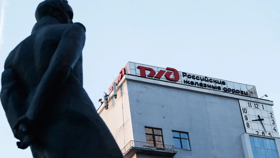 Правительство перенесло очередную индексацию тарифов РЖД на 1 октября: изменения вызваны финансовыми проблемами монополии — ростом долгов и падением грузоперевозок.