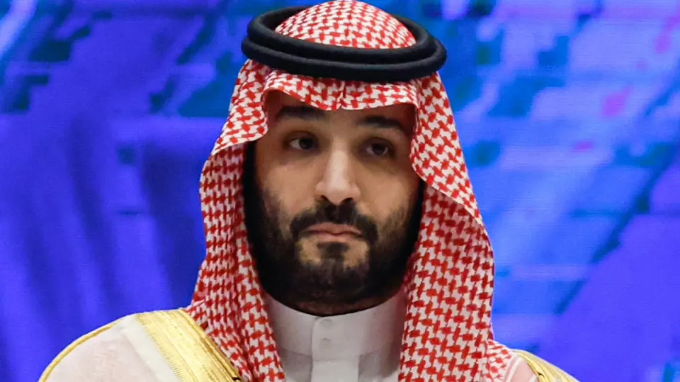 Королевство резко понизило официальную отгрузочную цену Arab Light на август — шаг, который усилил давление на мировые котировки и обострил проблемы в бюджетах стран‑экспортёров.